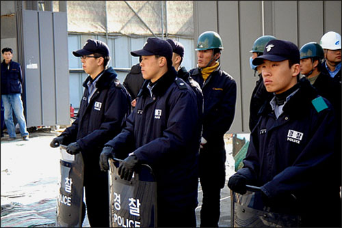 충돌사태에도 불구하고 경찰은 적극적인 개입을 하지 않아 마치 용역 및 시공업체 직원들과 양동작전(?)을 펼치는 것 같은 모습을 보였다. 